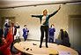 Kijk terug: Dolblije Sigrid Kaag danst op tafel